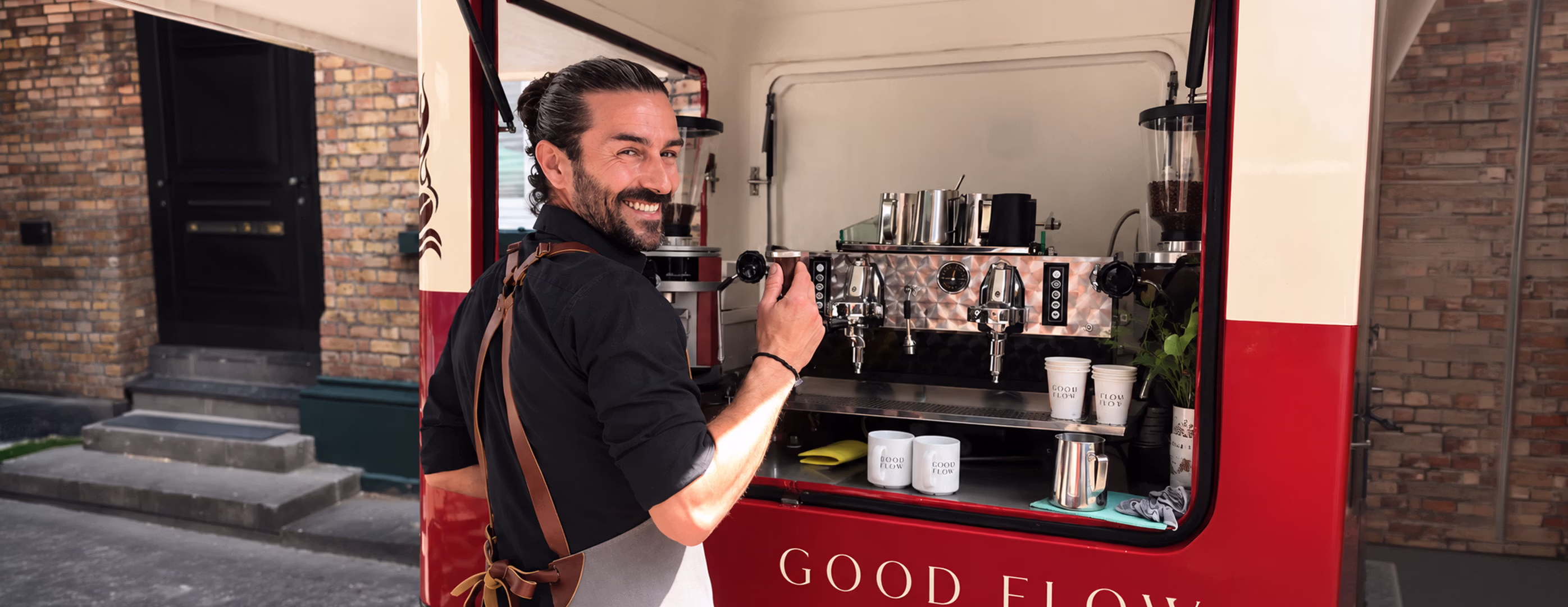 Ein Barista bereitet einen Cappuccino an der Espressomaschine zu