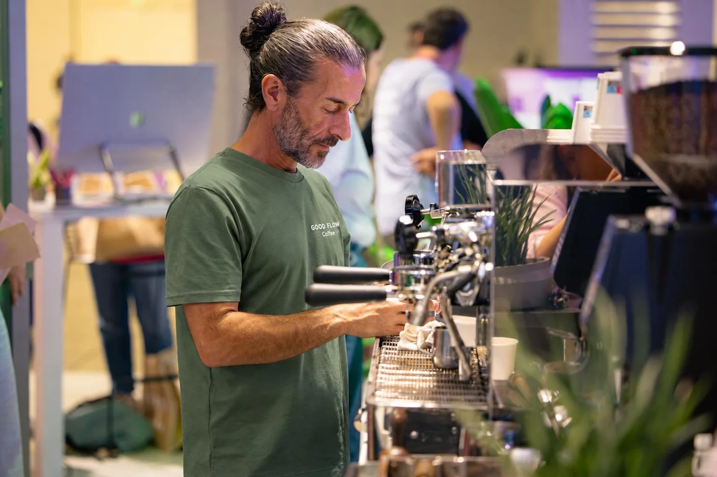 GOOD FLOW Barista bereitet an der Siebträgermaschine Kaffee für ein Event zu