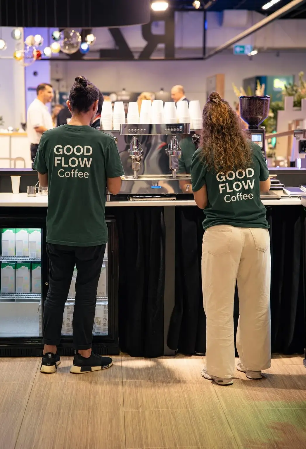 Zwei GOOD FLOW Baristas betreuen gemeinsam die Kaffeebar bei einer Veranstaltung