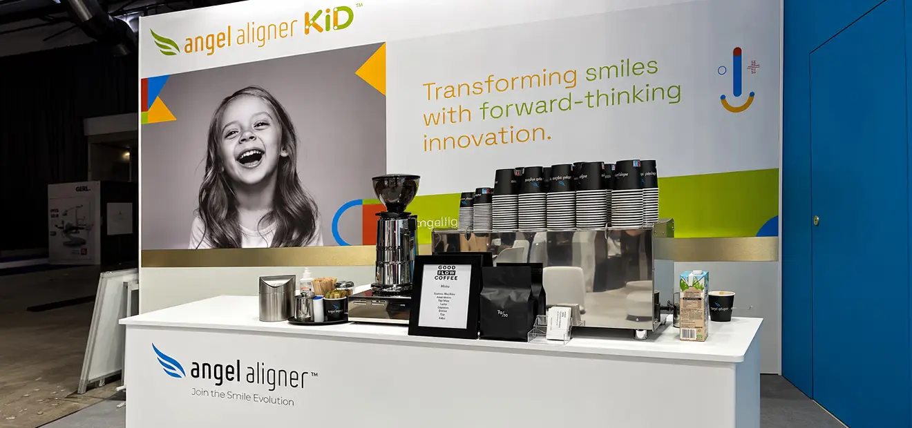 Gestaltungsbeispiel einer Kaffeebar im GOOD FLOW Markenauftritt mit bedruckter Theke und Bechern