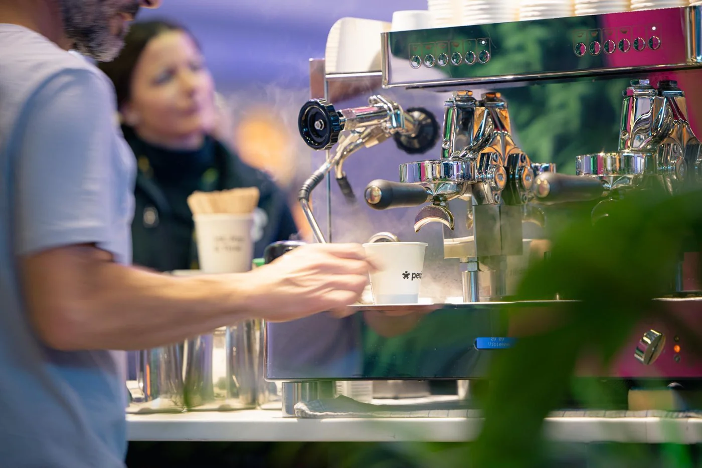 Barista-Service an einer Siebträgermaschine während einer Veranstaltung