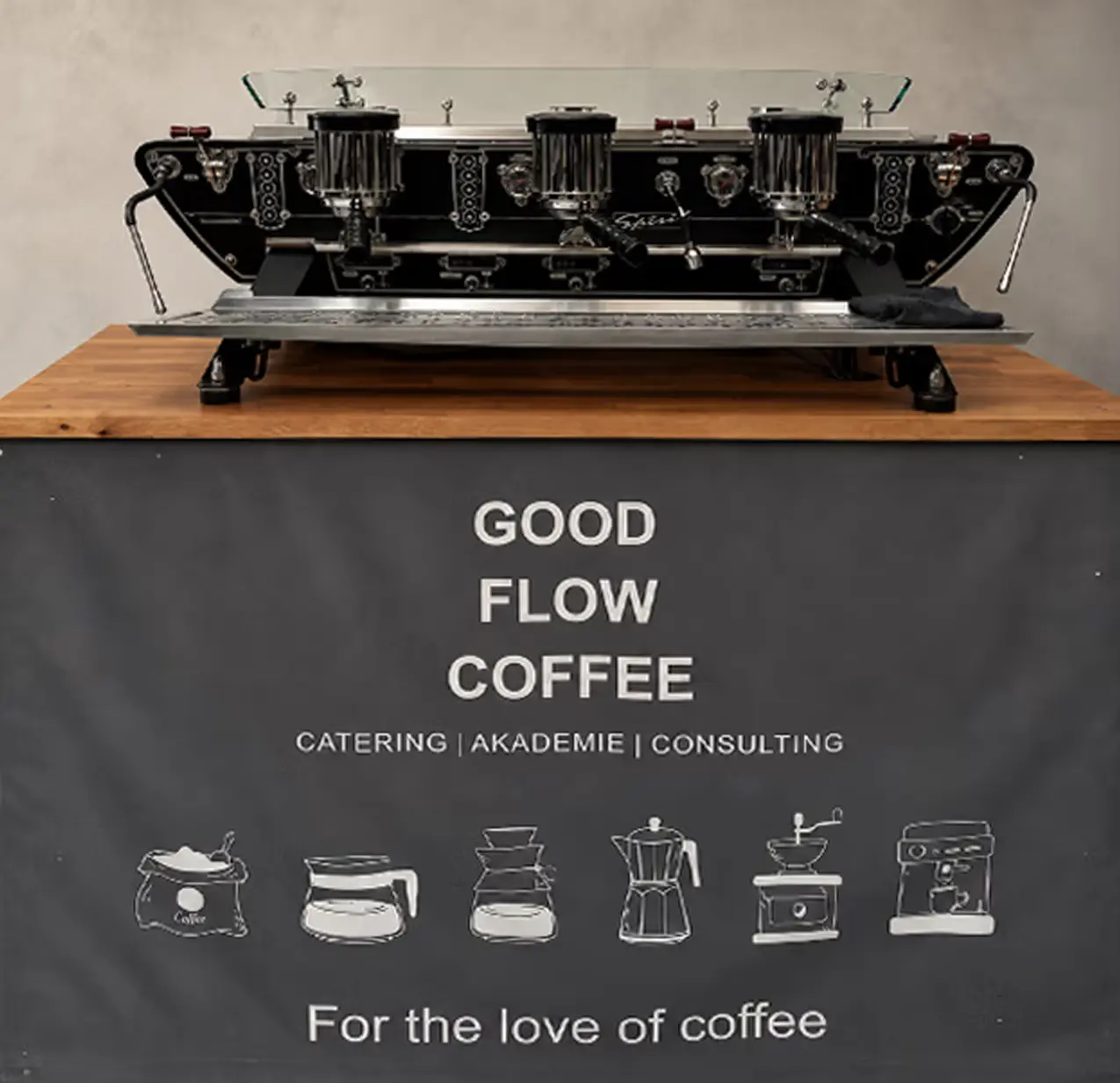 Mobile GOOD FLOW Kaffeebar mit Holztheke und dreigruppiger Siebträgermaschine